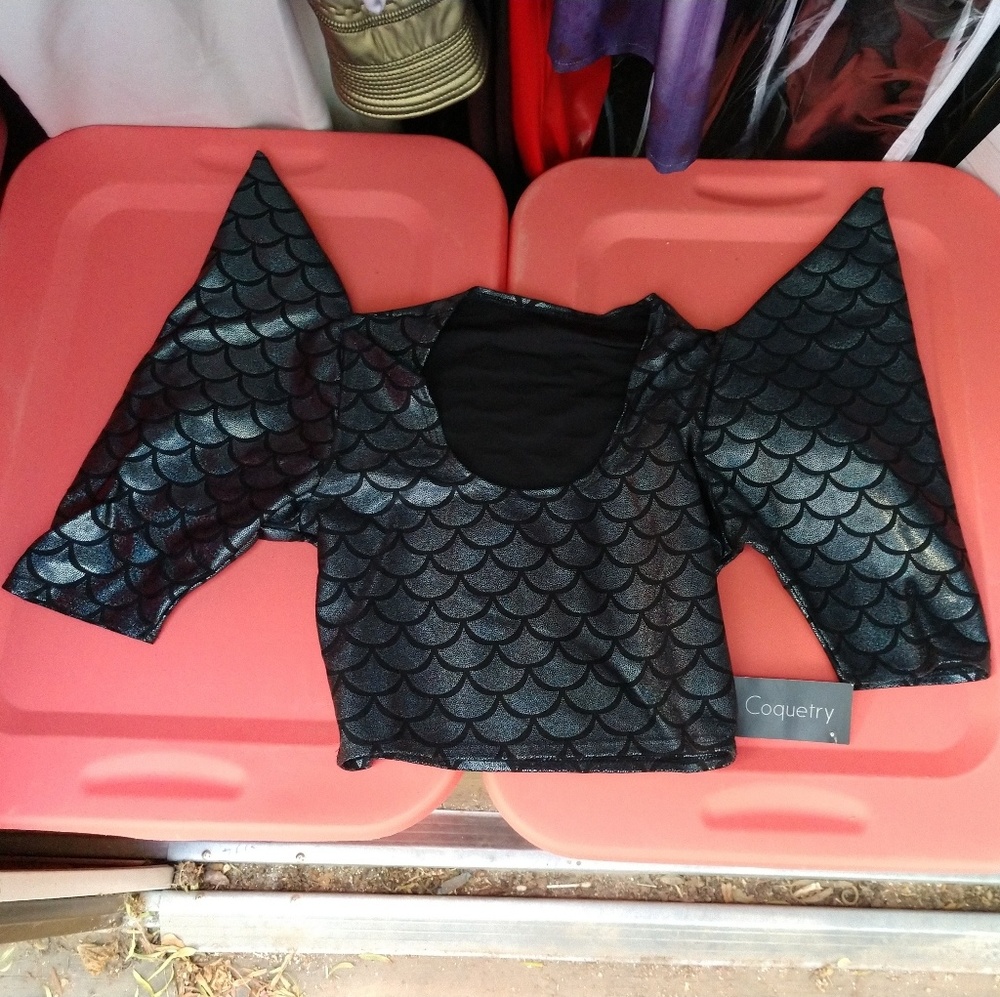 Coquetry avant garde scale top